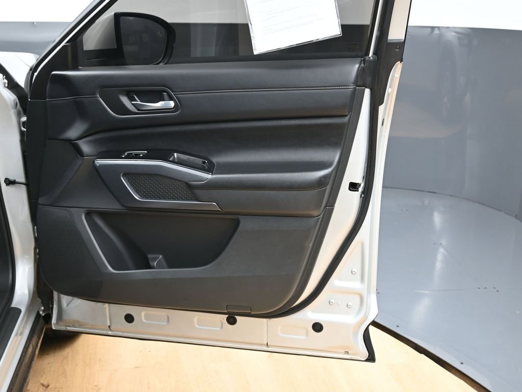 Used 2023 Nissan Pathfinder SL w/ Black Appearance Package image 40