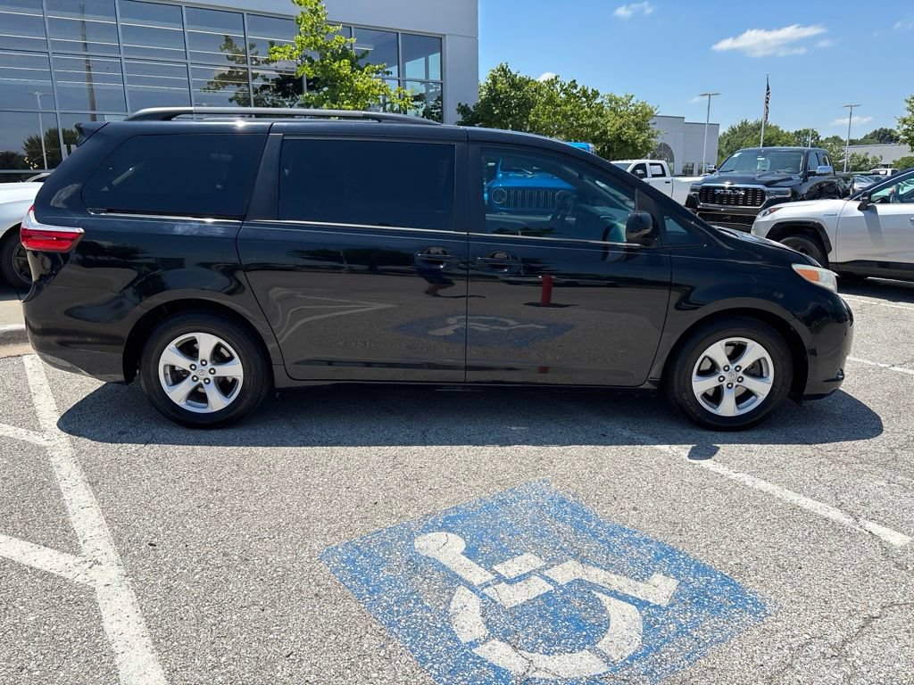 Used 2017 Toyota Sienna LE FWD image 39
