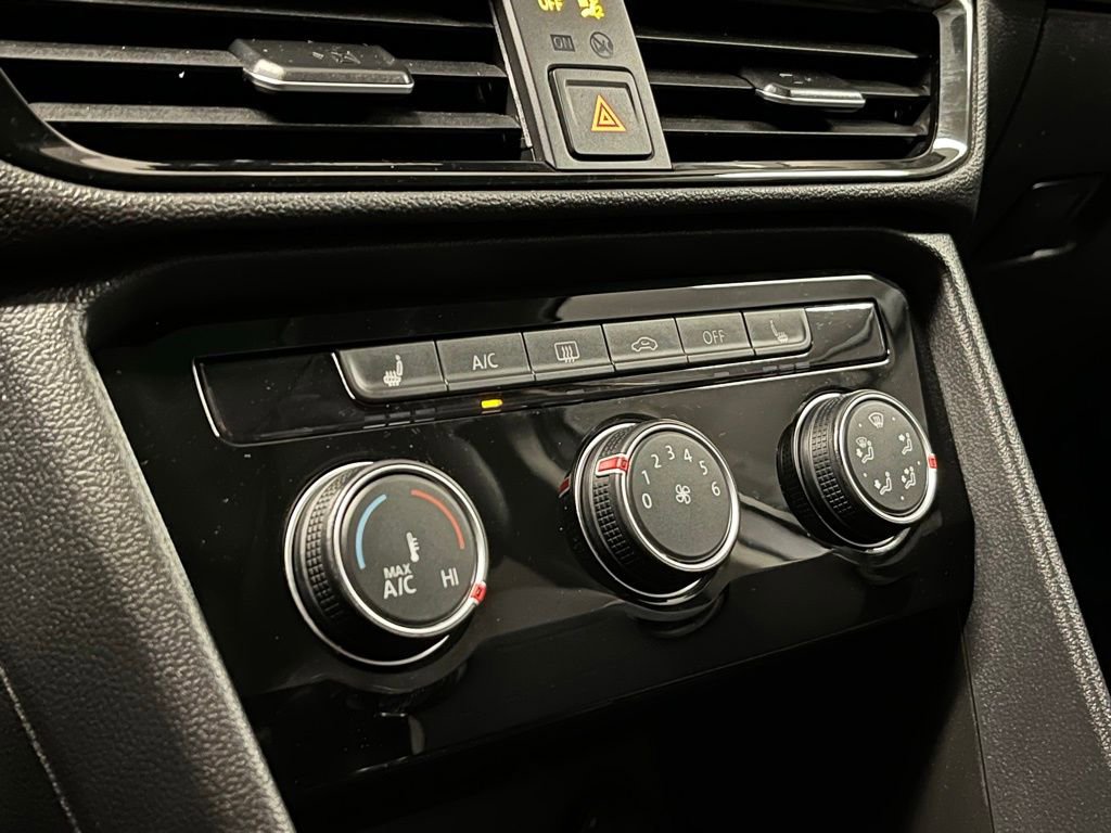 Used 2023 Volkswagen Taos SE w/ Panoramic Sunroof Package image 11