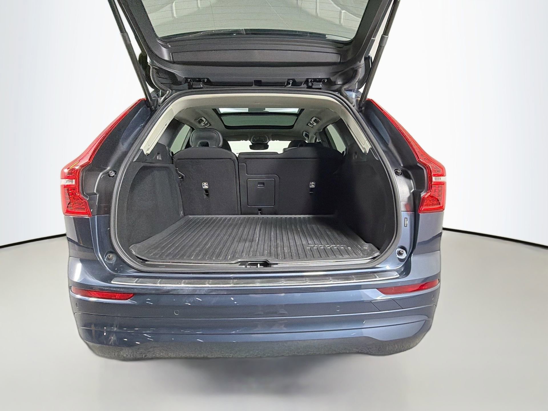 Certified 2023 Volvo XC60 B5 Core AWD/4WD image 25