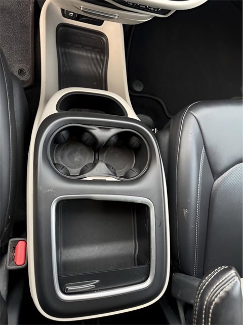 Used 2024 Chrysler Pacifica Touring-L image 16