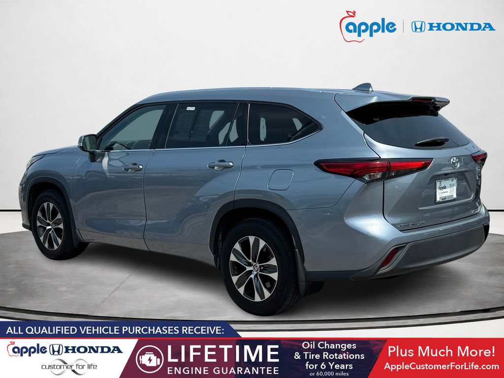 Used 2021 Toyota Highlander XLE AWD/4WD image 4