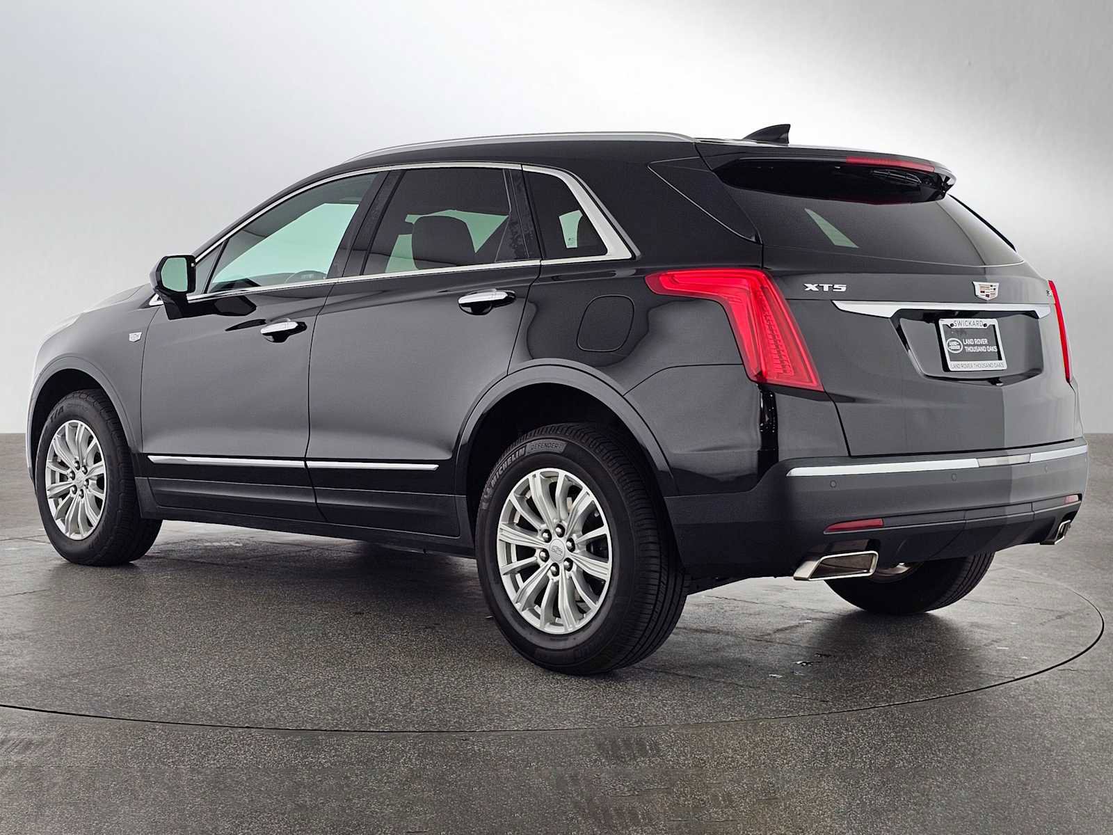 Used 2019 Cadillac XT5 FWD image 3