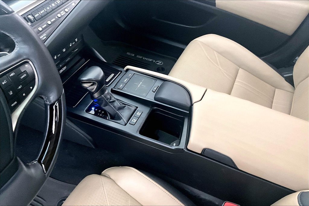 Used 2020 Lexus ES 300h Ultra Luxury w/ Accessory Package 2 FWD image 16