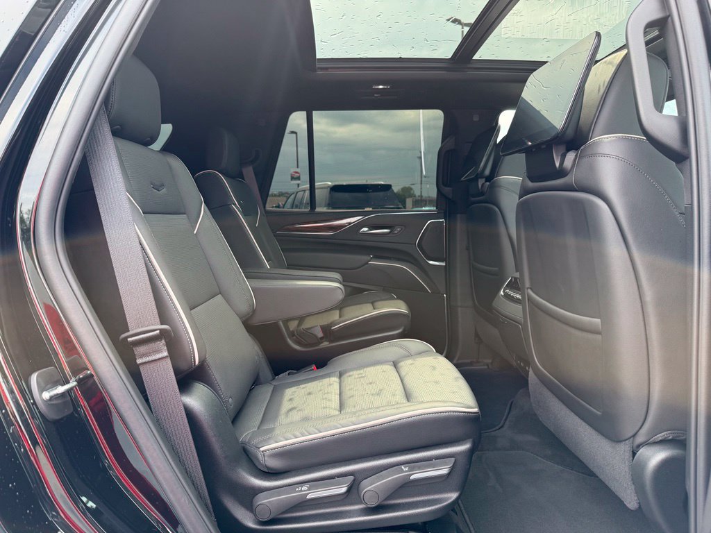 Used 2024 Cadillac Escalade Premium Luxury w/ Performance Package AWD/4WD image 12