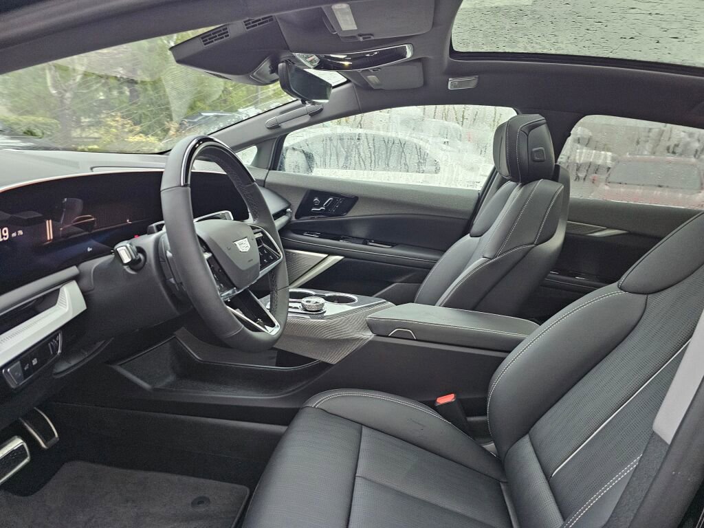 New 2026 Cadillac Optiq Luxury 2 image 27