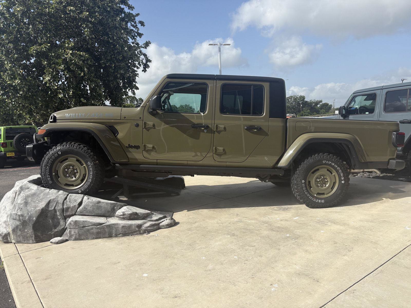 New 2026 Jeep Gladiator Willys AWD/4WD image 2