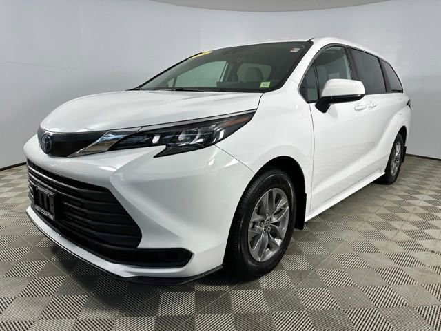 Used 2025 Toyota Sienna LE AWD/4WD image 3