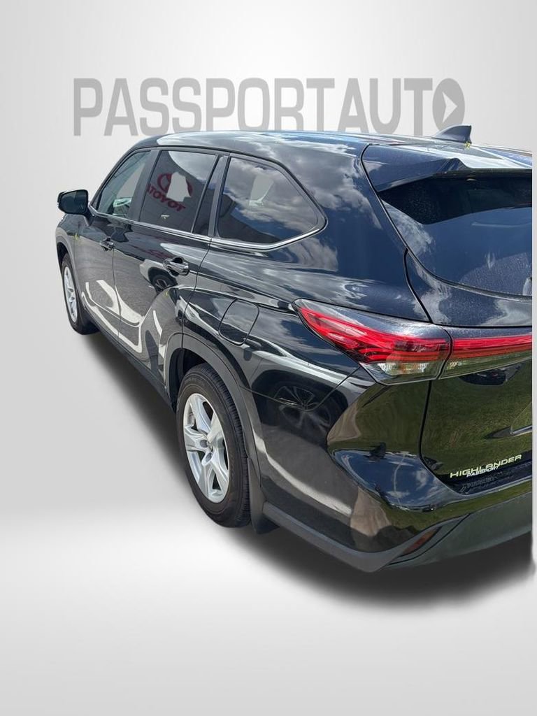 Used 2023 Toyota Highlander LE AWD/4WD image 7