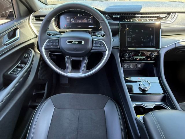 Used 2025 Jeep Grand Cherokee Altitude AWD/4WD image 8