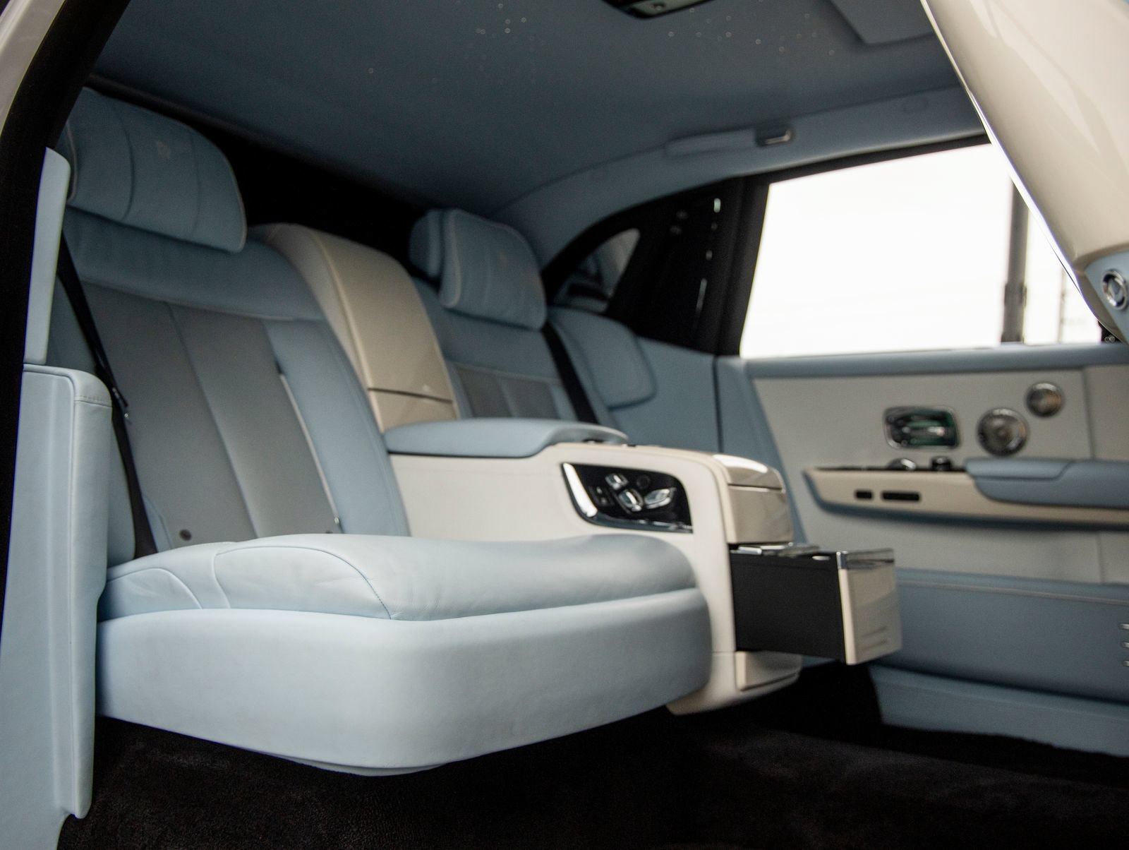 Used 2023 Rolls-Royce Phantom Extended Wheelbase w/ Leather Finishing Pack RWD image 58