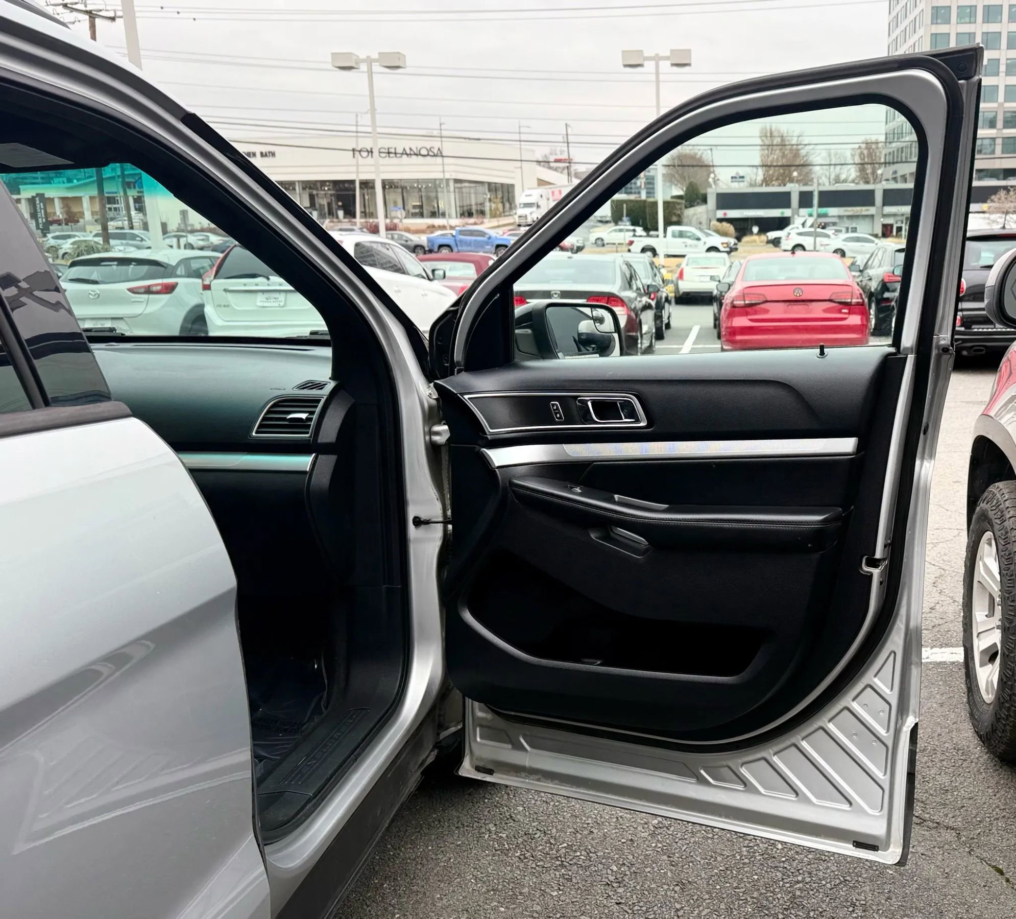 Used 2016 Ford Explorer XLT image 37