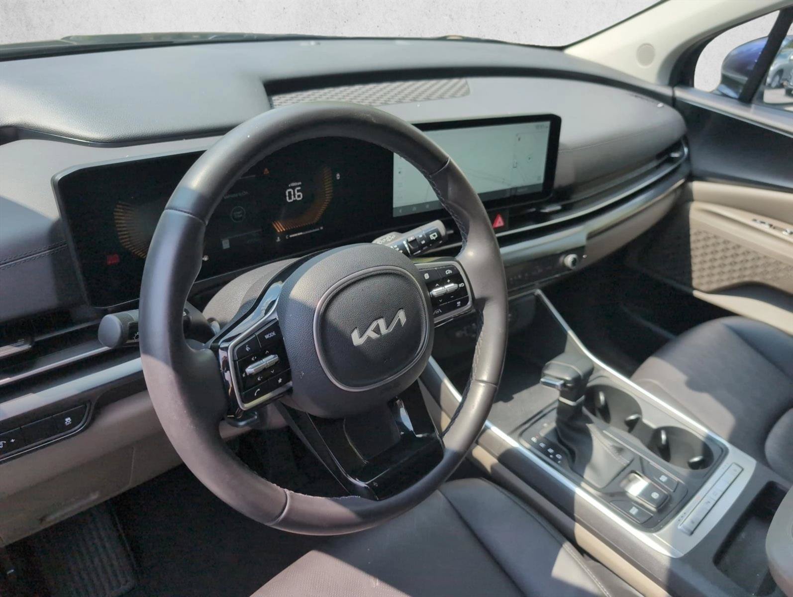 Used 2025 Kia Carnival FWD image 10
