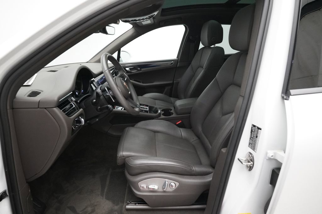 Certified 2023 Porsche Macan image 4
