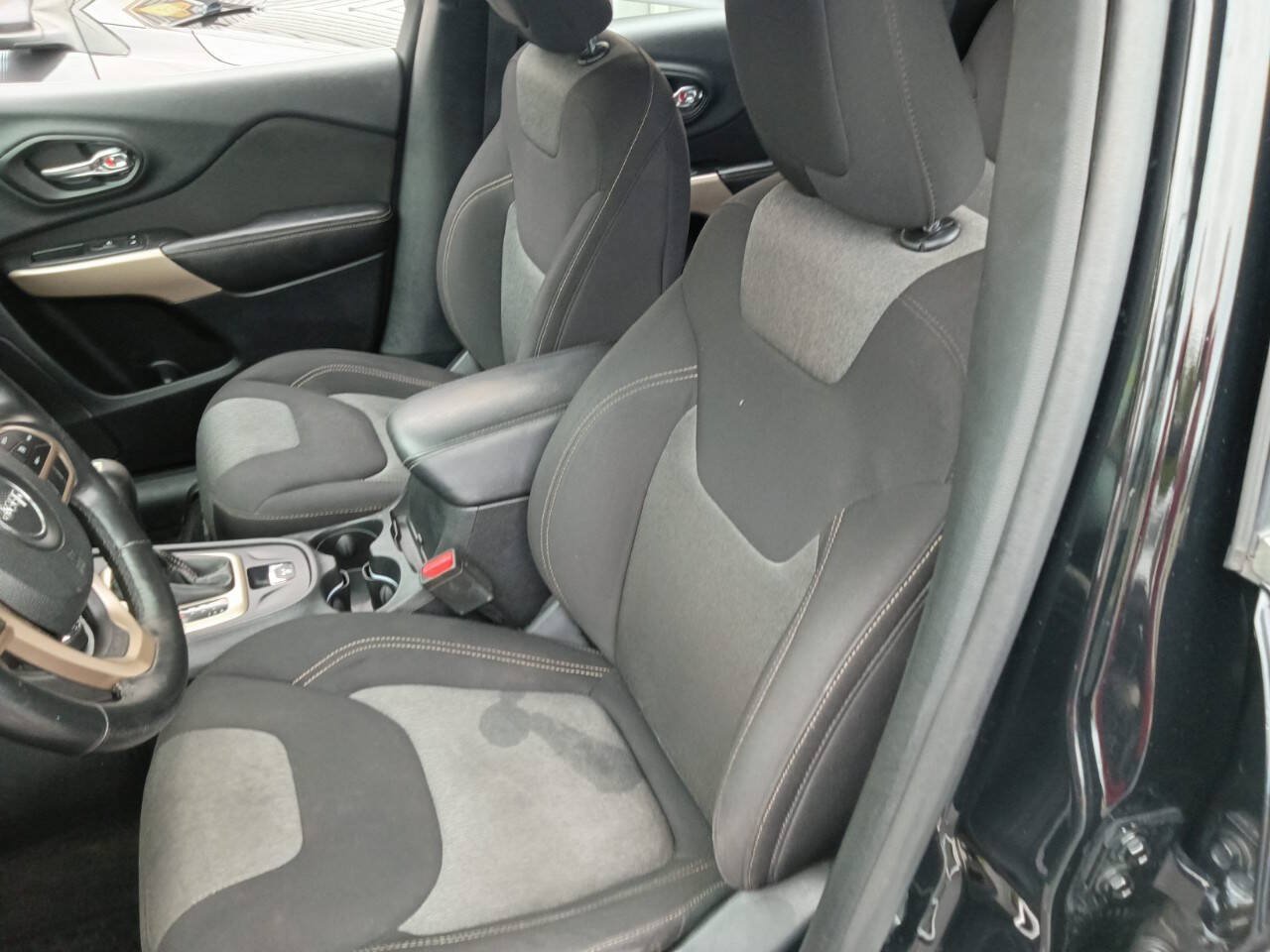 Used 2018 Jeep Cherokee Latitude w/ Cold Weather Group AWD/4WD image 9