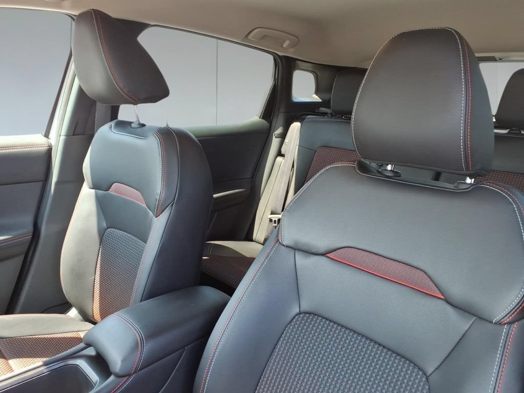 Used 2025 Nissan Kicks SR FWD image 16