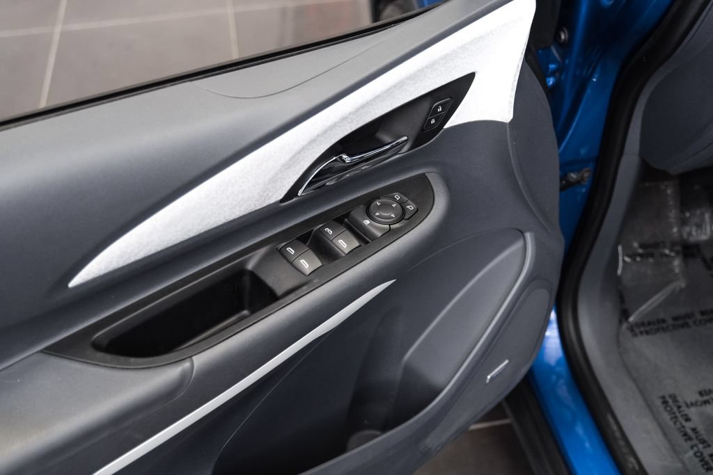 Used 2020 Chevrolet Bolt Premier w/ Infotainment Package FWD image 38