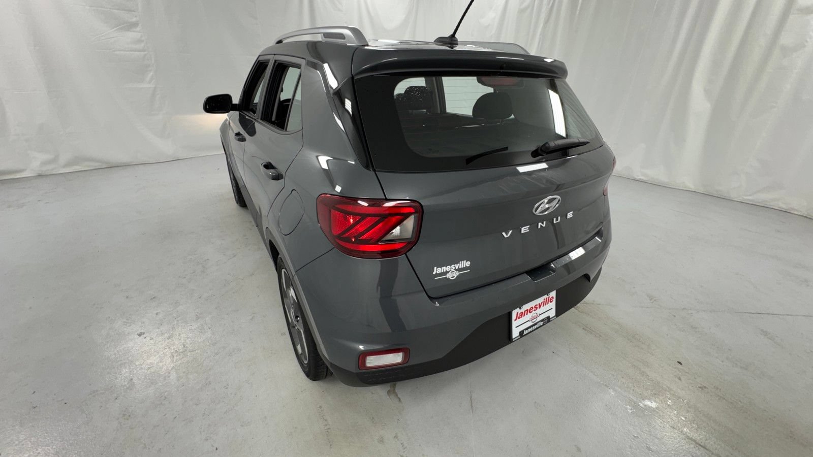 Used 2025 Hyundai Venue SEL FWD image 5