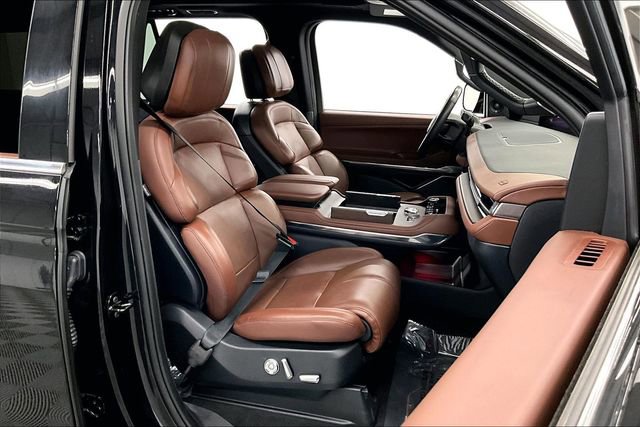 Used 2025 Lincoln Navigator Reserve image 8