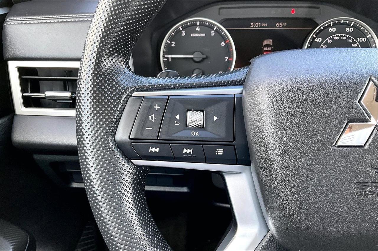 Used 2025 Mitsubishi Outlander ES image 13