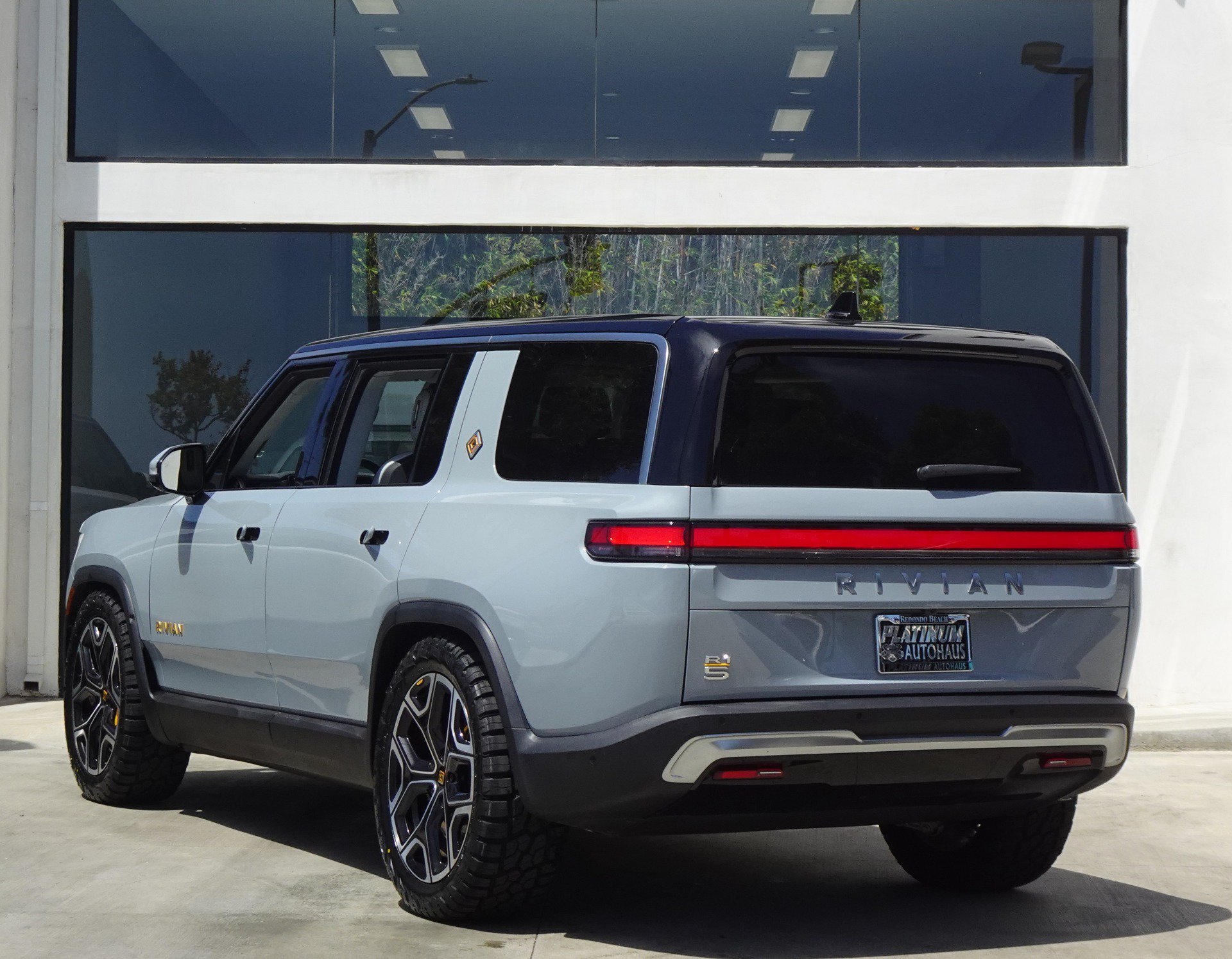 Used 2024 Rivian R1S Adventure AWD/4WD image 4