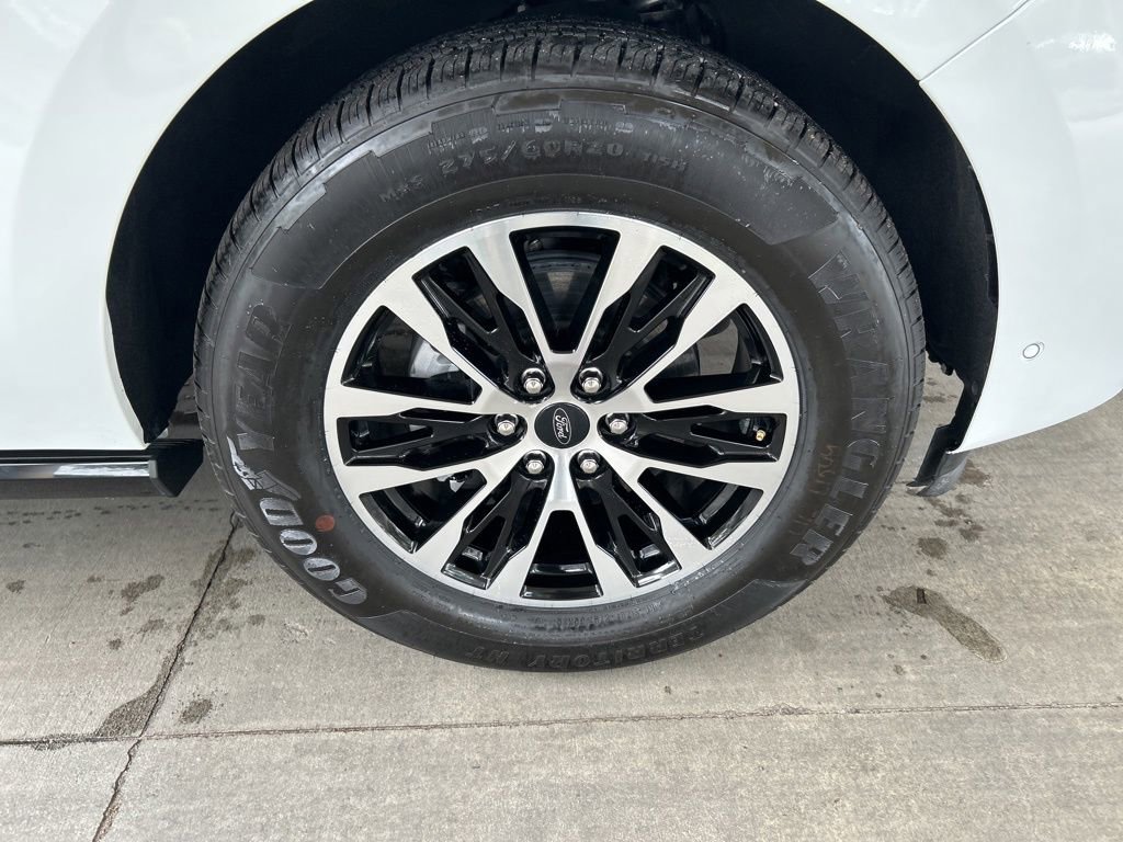 Used 2025 Ford Expedition Platinum image 27