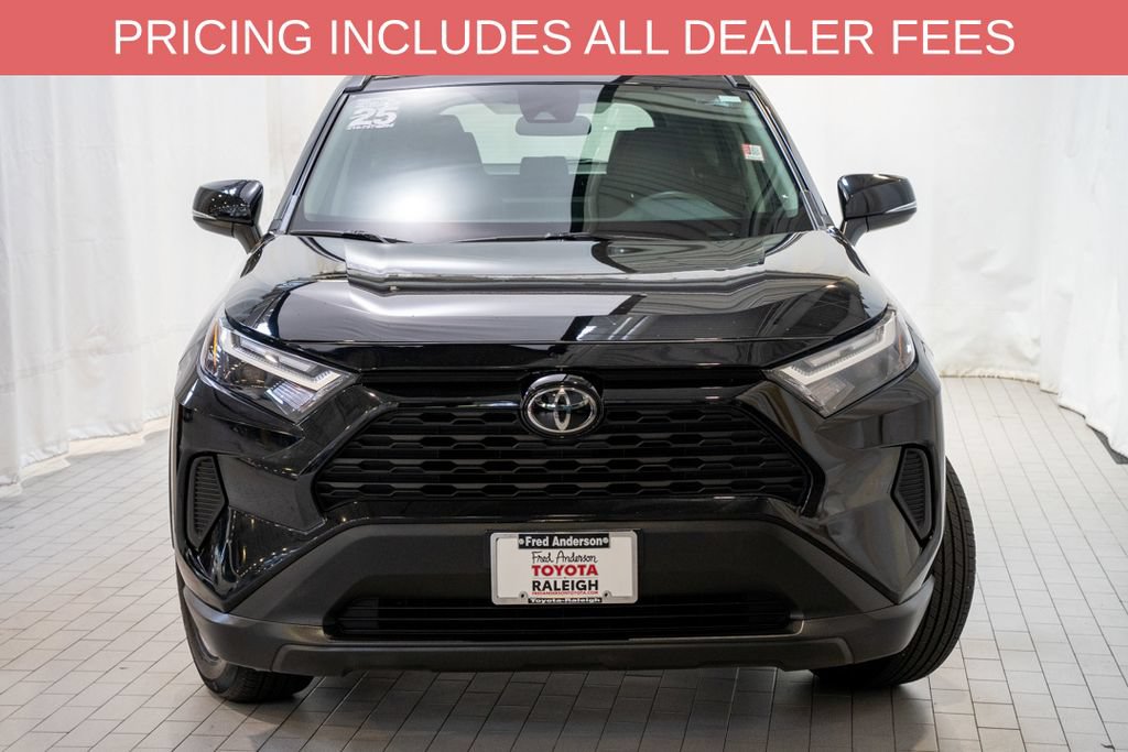 Used 2025 Toyota RAV4 XLE AWD/4WD image 2