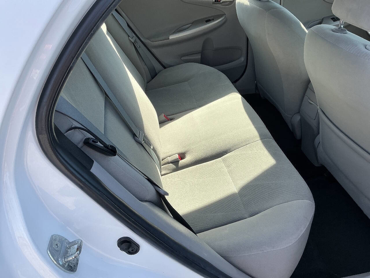 Used 2012 Toyota Corolla LE FWD image 25