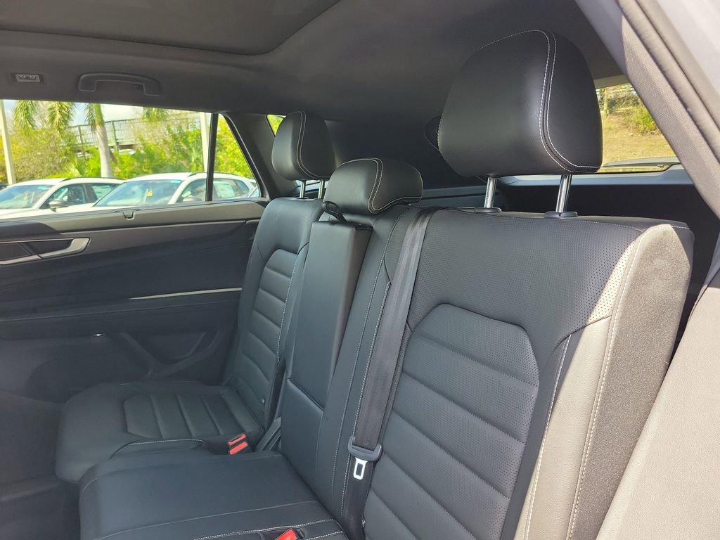 Used 2024 Volkswagen Atlas Cross Sport SEL R-Line AWD/4WD image 11