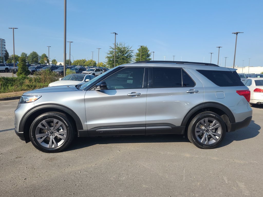 Used 2023 Ford Explorer XLT w/ Equipment Group 202A AWD/4WD image 2