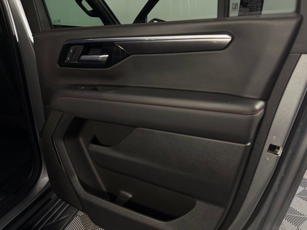 Used 2025 Chevrolet Suburban RST RWD image 28