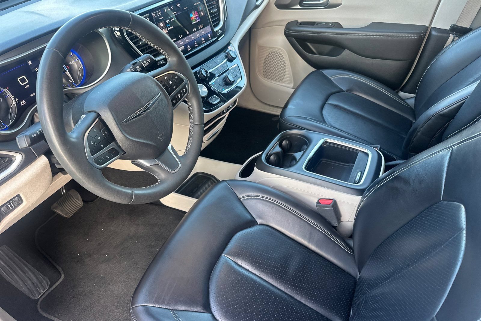 Used 2023 Chrysler Pacifica Touring-L FWD image 10
