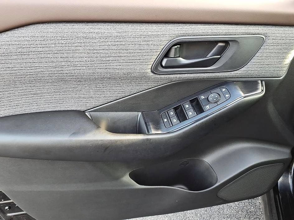 Used 2023 Nissan Rogue S AWD/4WD image 10