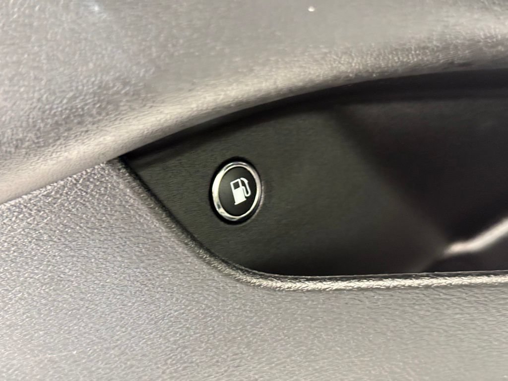 Used 2023 Chrysler Pacifica Limited FWD image 18
