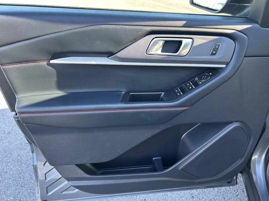 Used 2025 Ford Explorer ST-Line w/ ST-Line Street Pack image 24