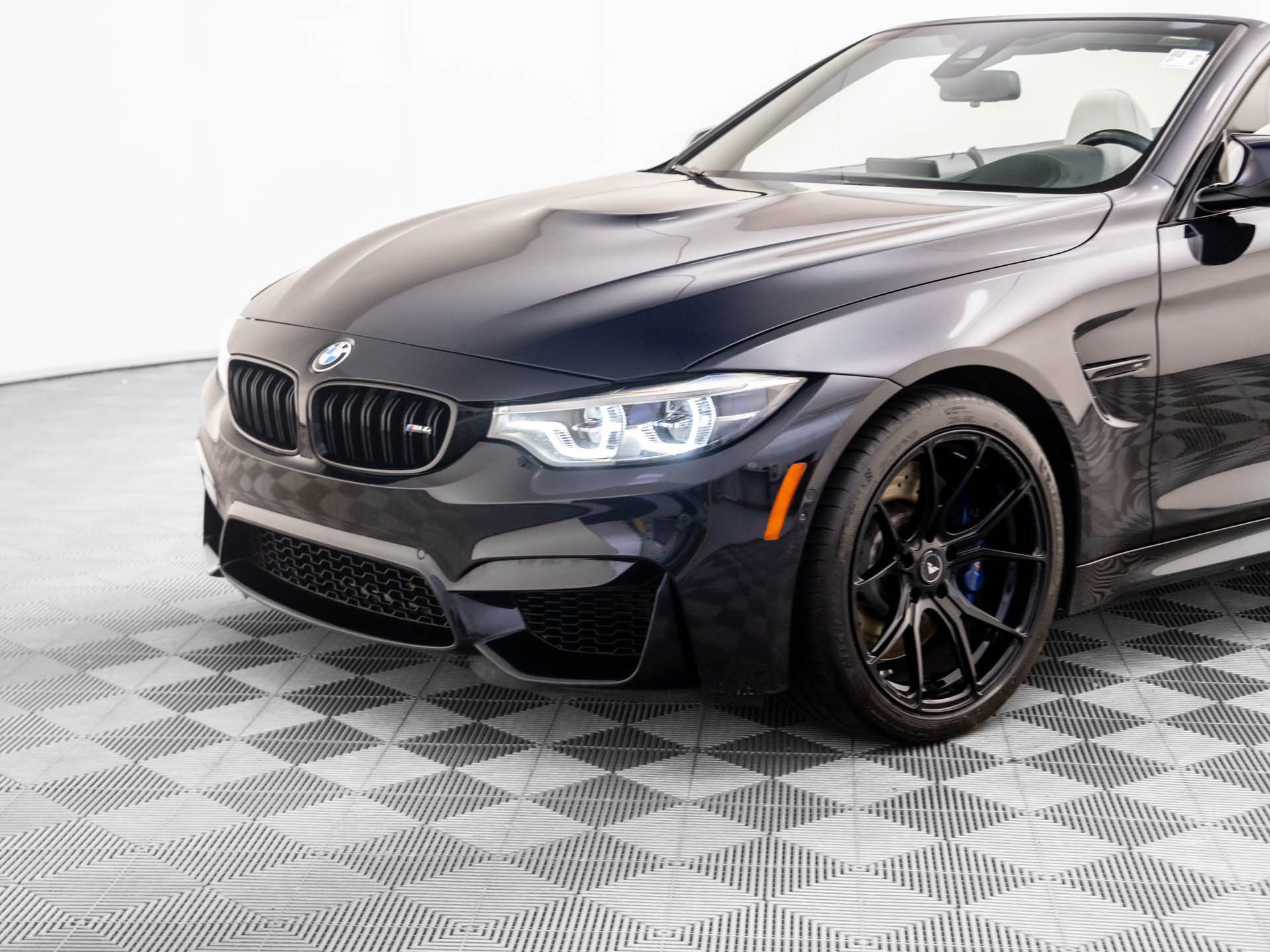 Used 2018 BMW M4 Convertible w/ Competition Package image 32
