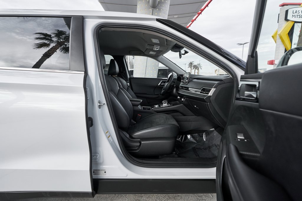Used 2023 Mitsubishi Outlander SE image 12