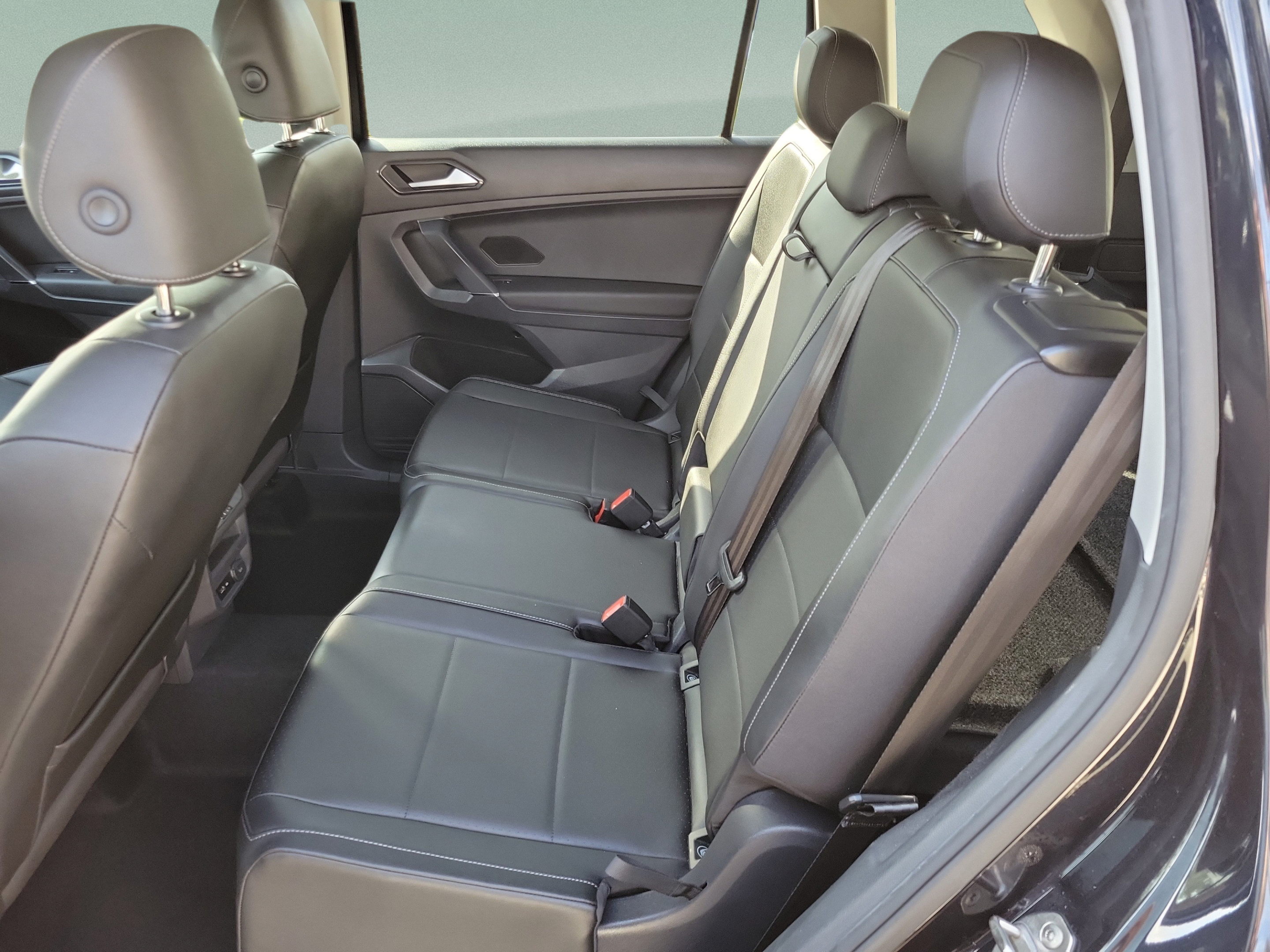 Used 2018 Volkswagen Tiguan SE w/ Panoramic Sunroof Package FWD image 24