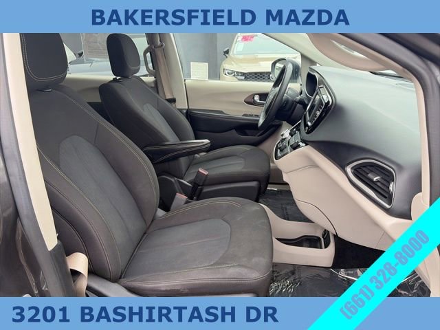Used 2022 Chrysler Voyager LX image 19