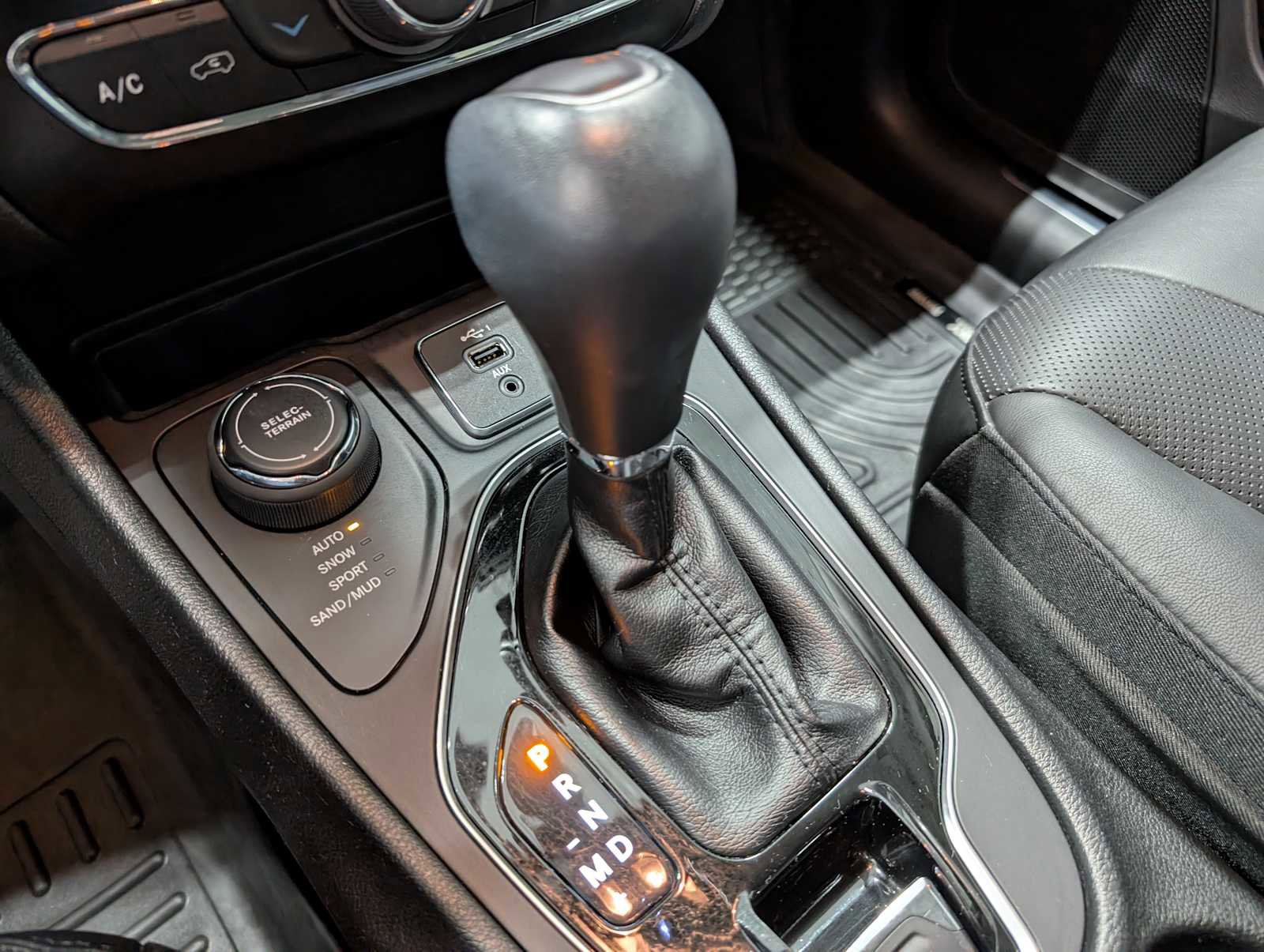 Used 2020 Jeep Cherokee Limited image 29