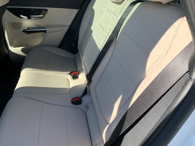 Used 2025 Mercedes-Benz GLC 300 4MATIC image 17