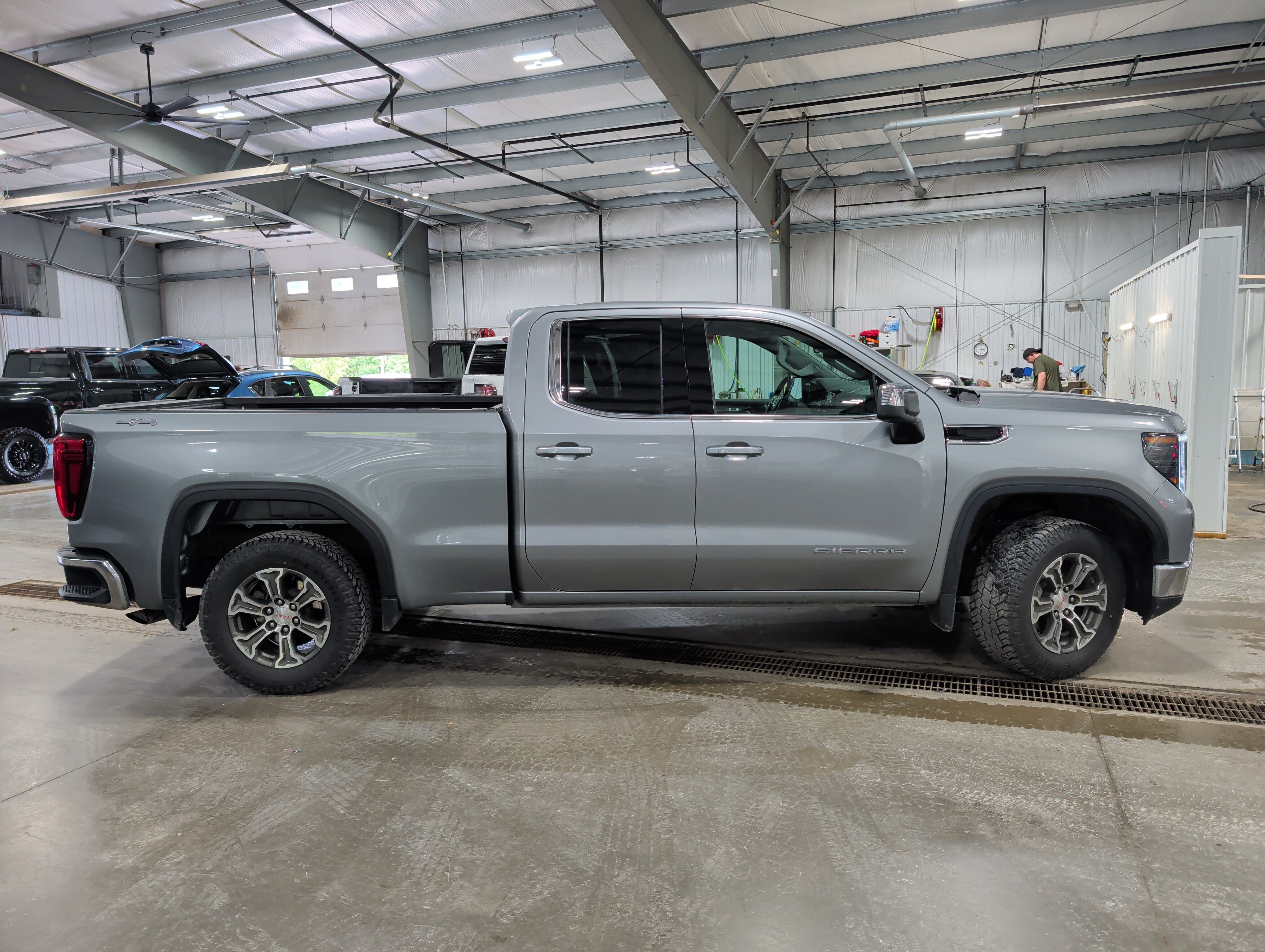 Used 2023 GMC Sierra 1500 SLE AWD/4WD image 2
