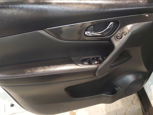 Used 2017 Nissan Rogue SV image 11