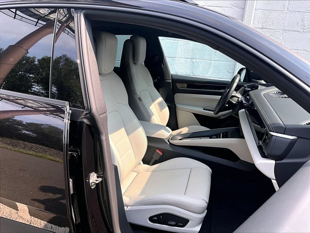 Certified 2025 Porsche Macan 4 Electric AWD/4WD image 12