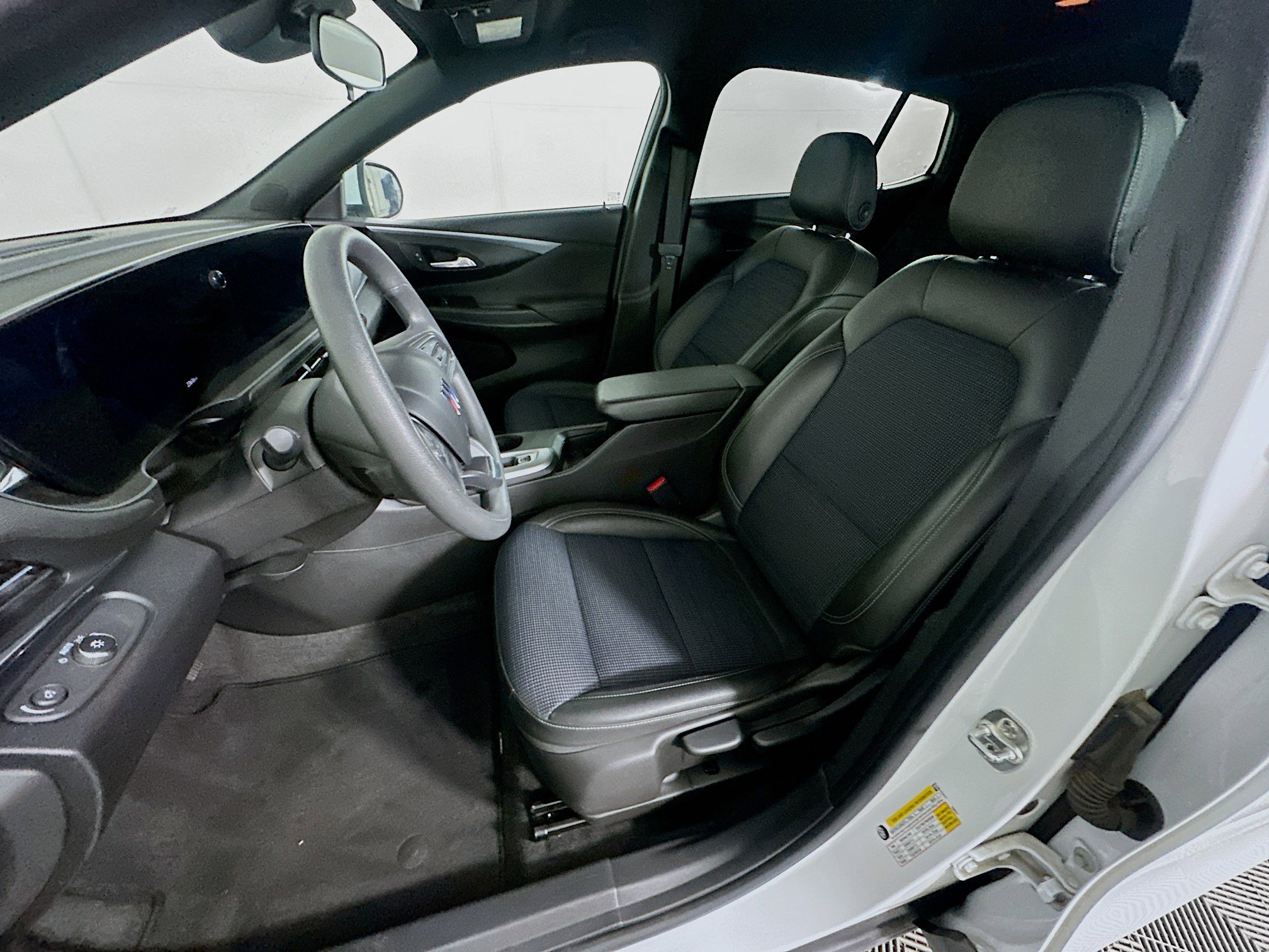 Used 2025 Buick Envista Preferred image 13