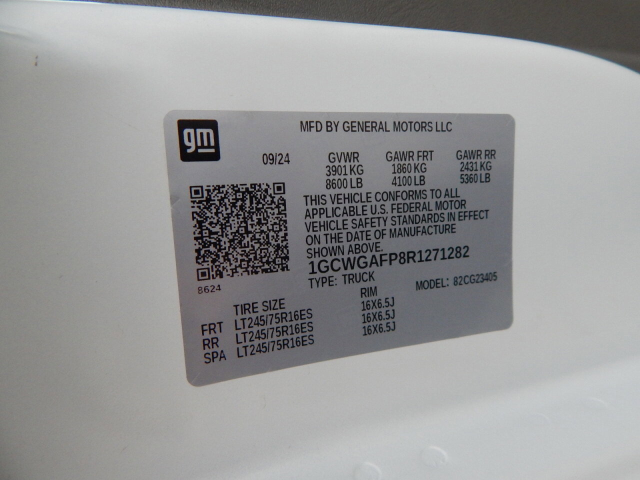 Used 2024 Chevrolet Express 2500 w/ Driver Convenience Package image 29