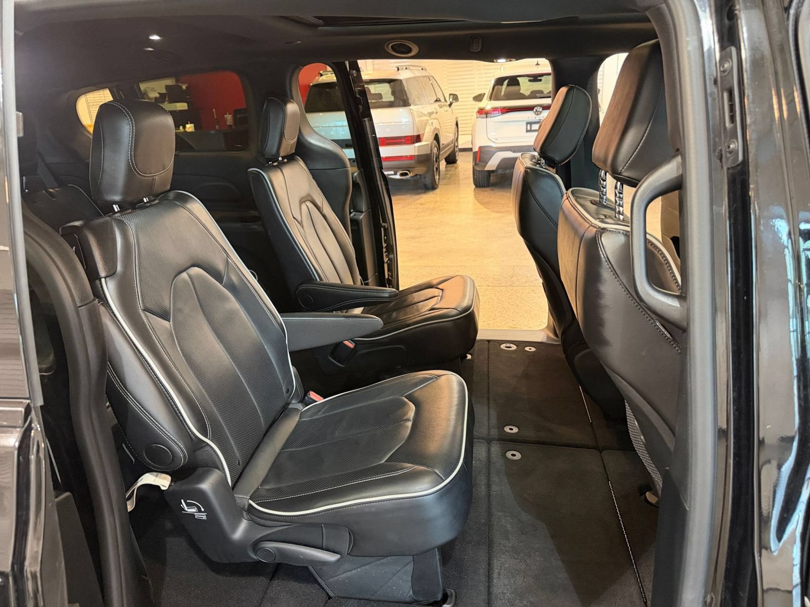 Used 2025 Chrysler Pacifica Limited FWD image 40
