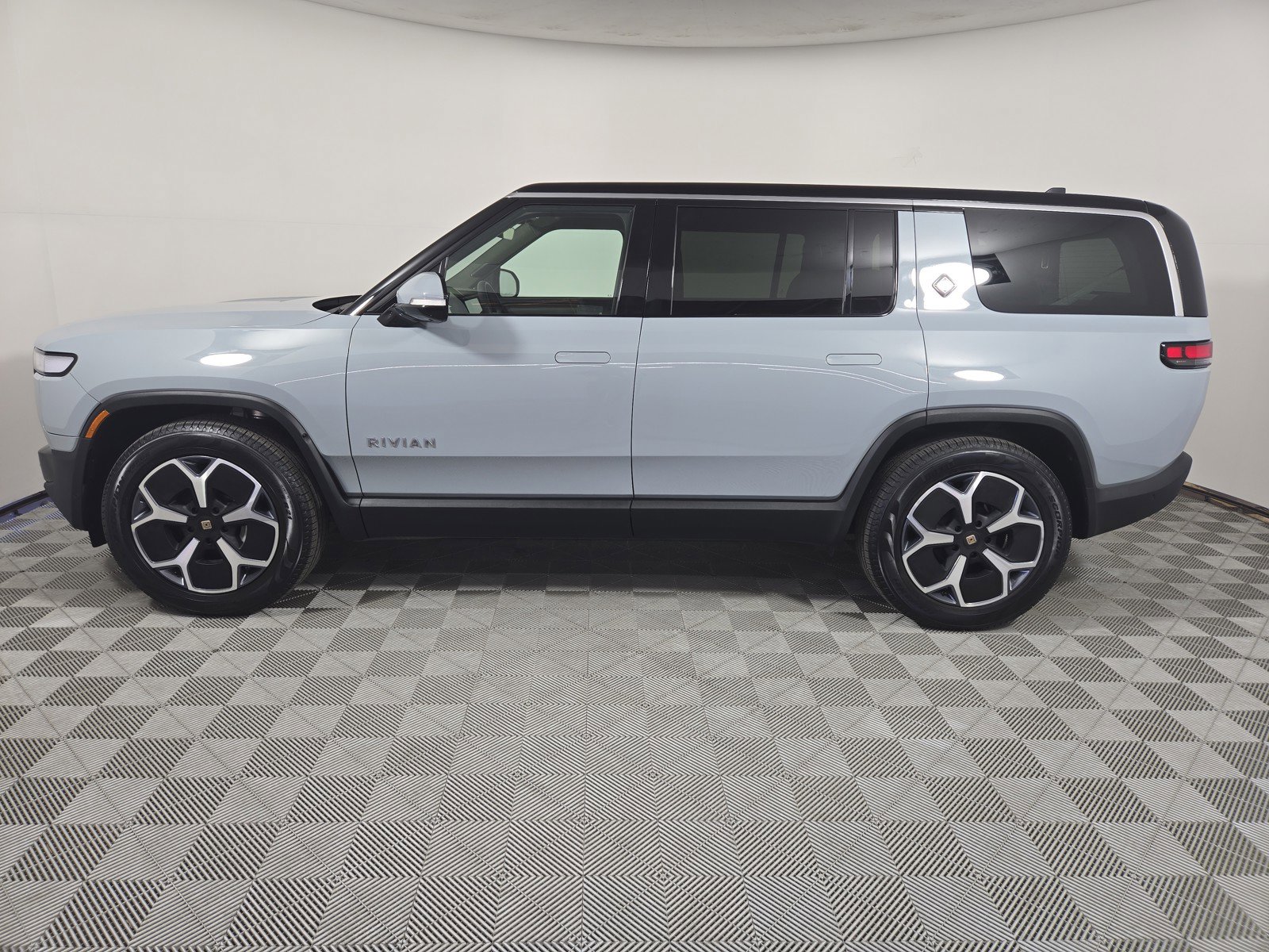 Used 2024 Rivian R1S Adventure image 2