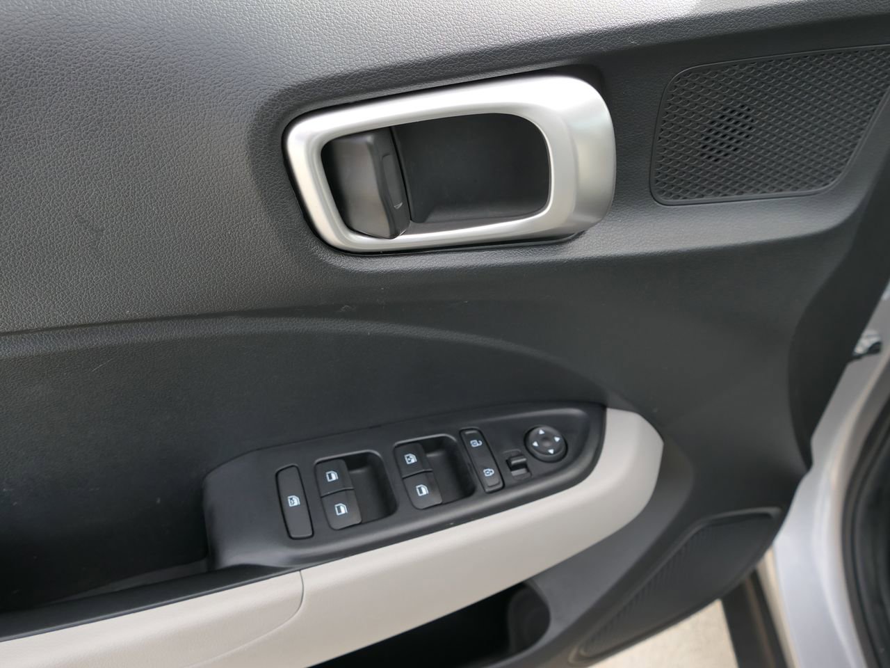 Used 2025 Hyundai Venue SEL image 18