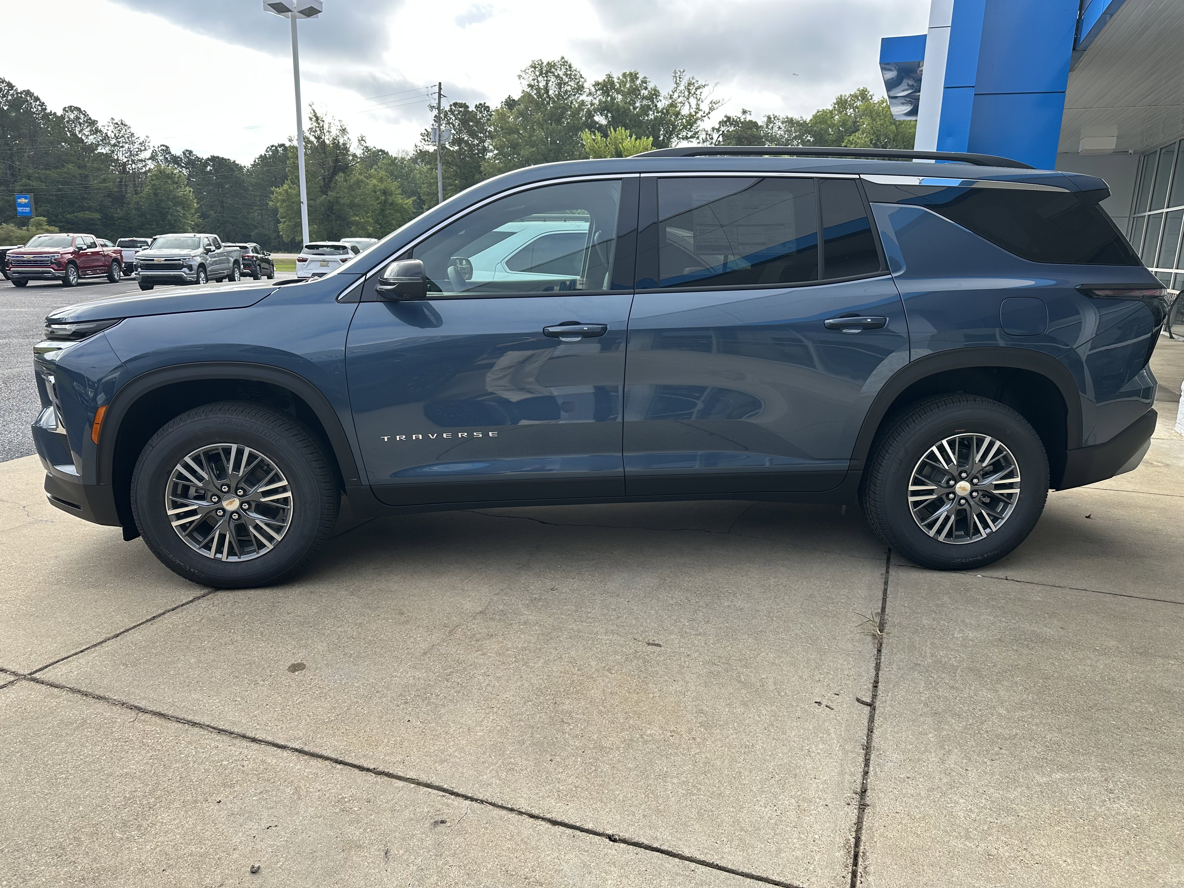 New 2026 Chevrolet Traverse LT w/ Driver Confidence Package image 1
